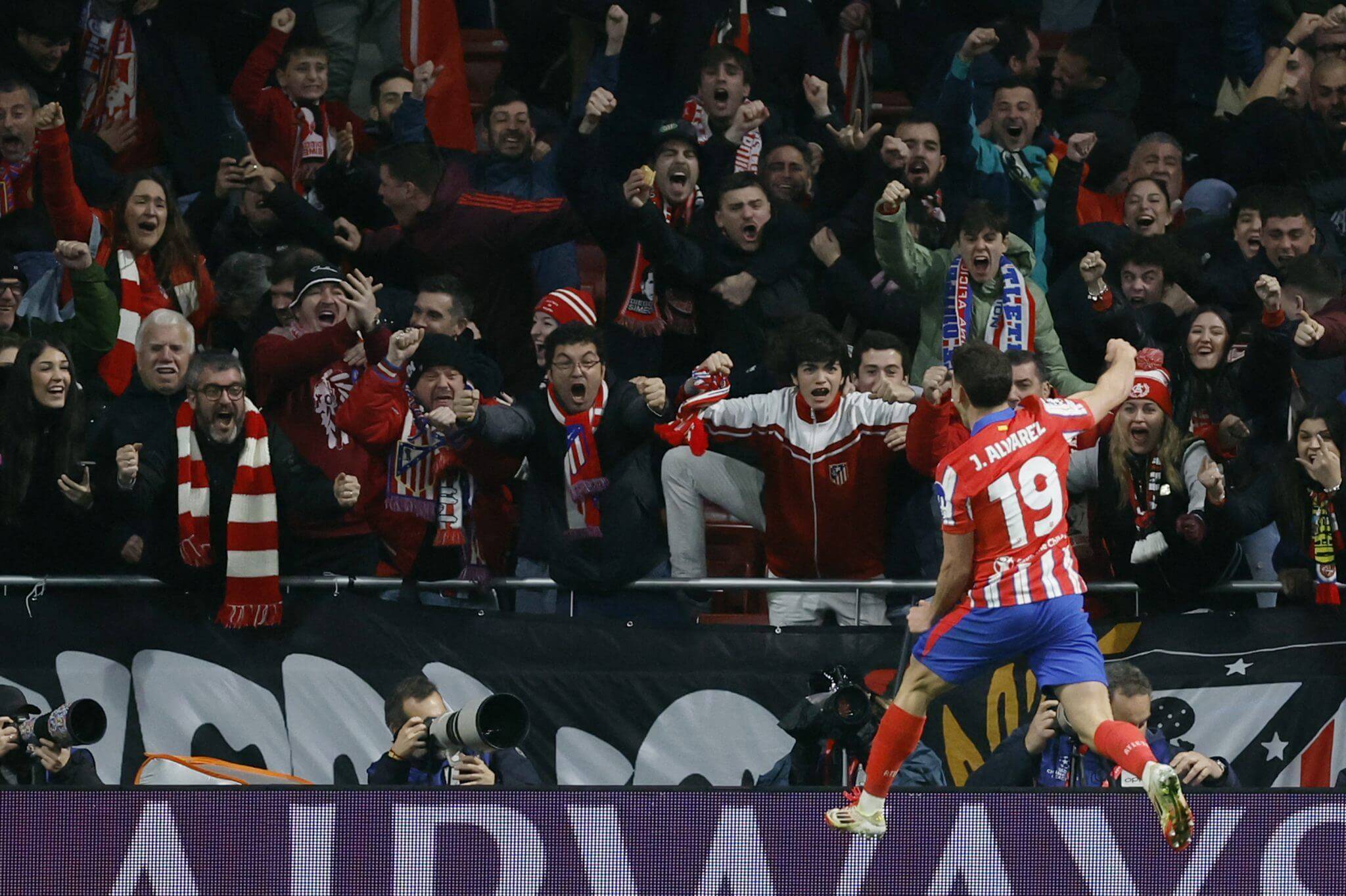 荷兰翻盘曼城，阿尔瓦雷斯爆发神勇