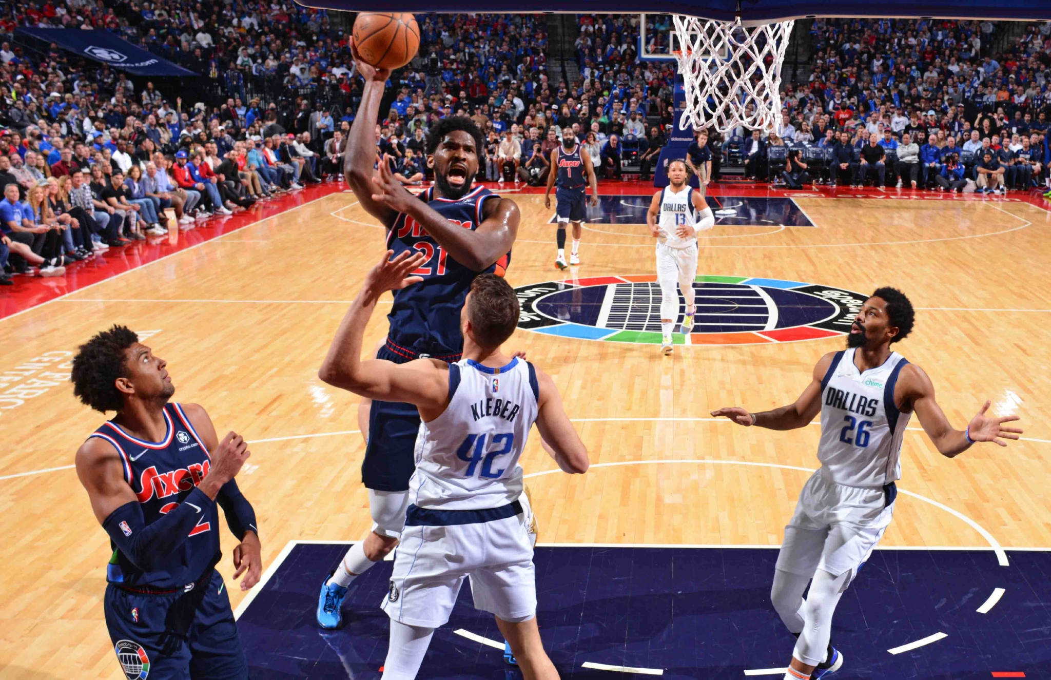 独行侠翻盘黄蜂，恩比德送出助攻