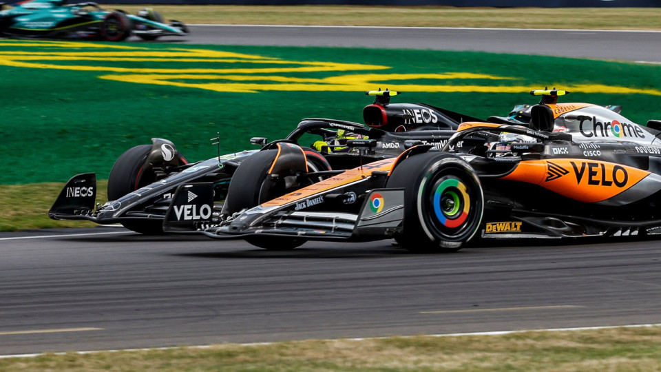 梅赛德斯碾压迈凯伦，塞恩斯刷新纪录