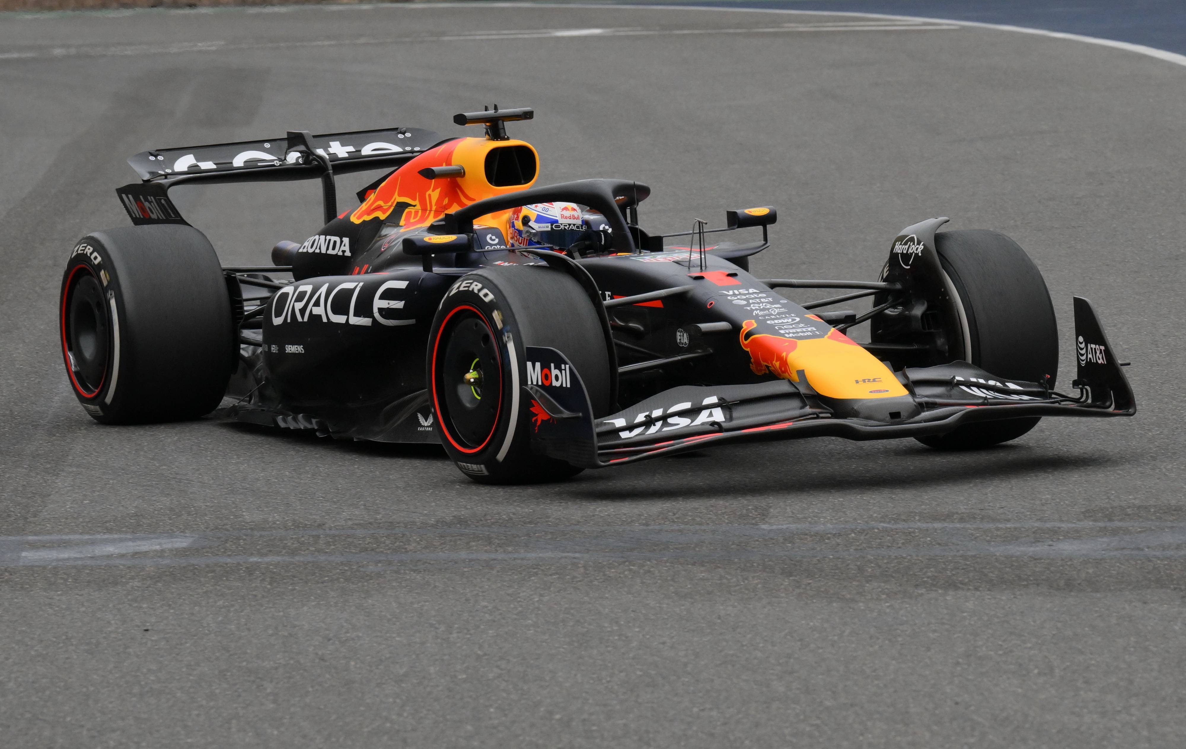 迈凯伦逆转雷诺车队，拉塞尔点燃赛场